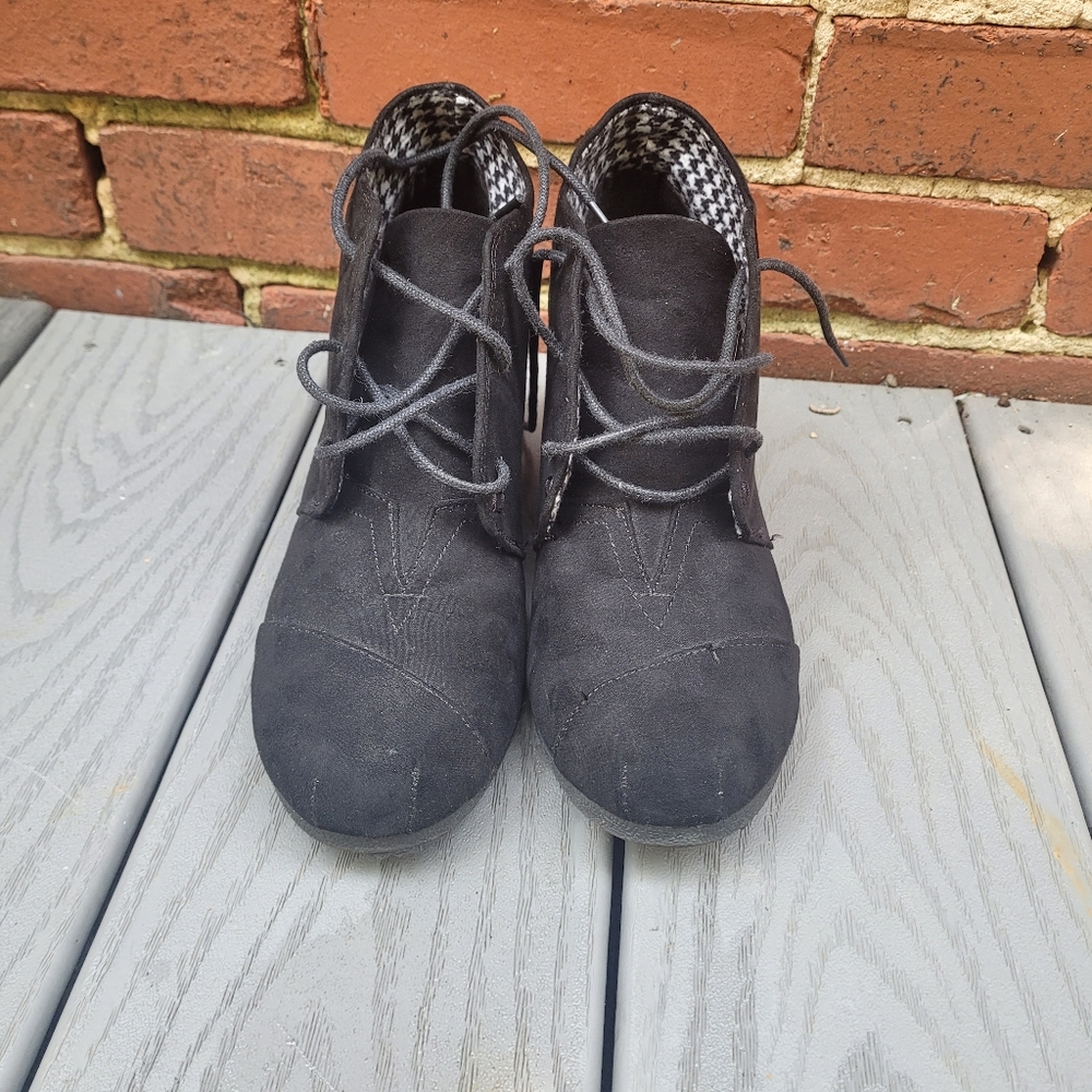 Hot tomato black lace-up booties, size 6 1/2